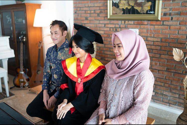 Adira wisuda (Instagram.com/adirakania)