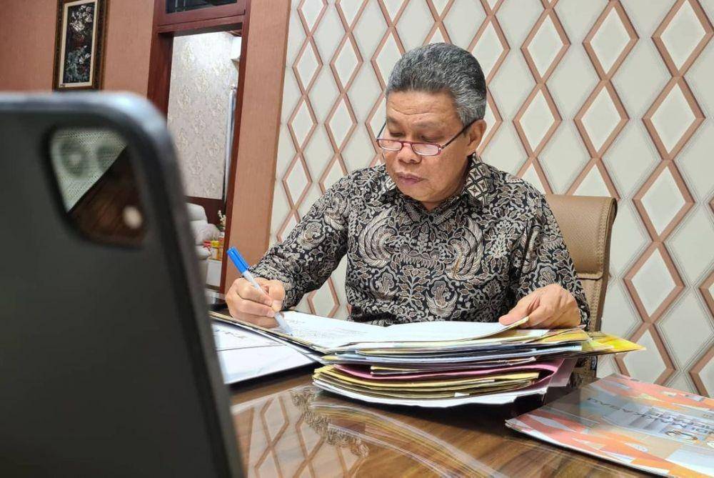 Wali Kota Parepare Taufan Pawe saat sedang beraktivitas di kantornya. (Instagram.com/taufanpawe)