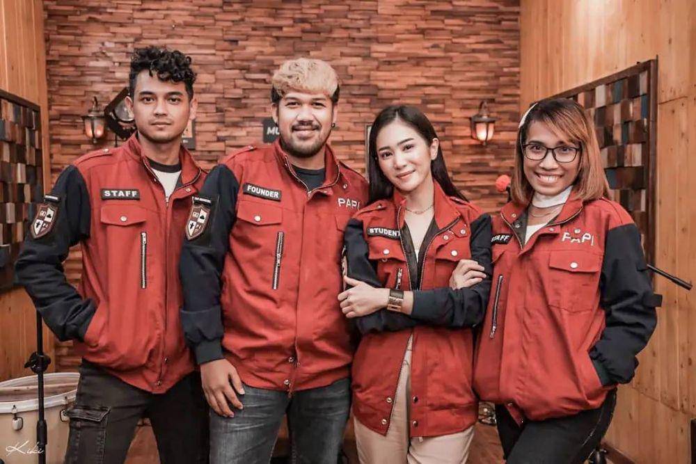 Bunga Zainal bersama Gautama dan Margareth Soumokil (instagram.com/great.soumokil)