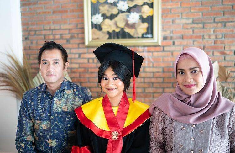 Adira wisuda (Instagram.com/adirakania)
