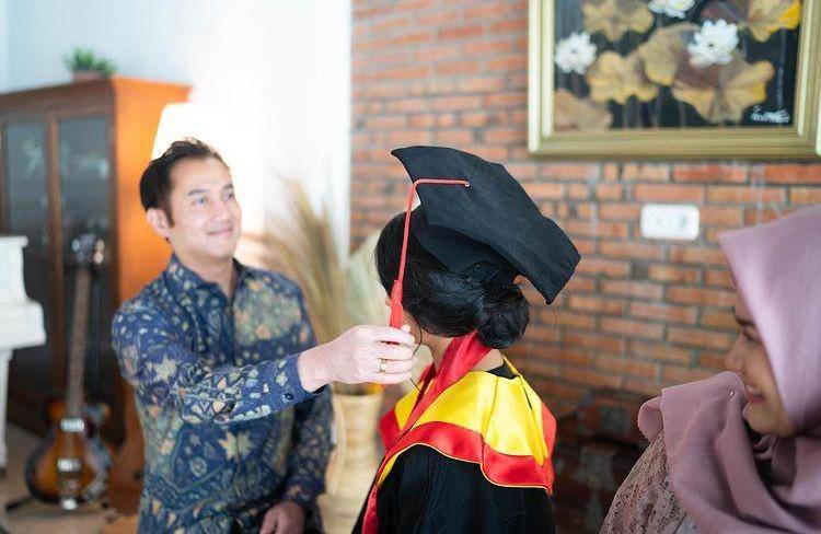 Adira wisuda (Instagram.com/adirakania)
