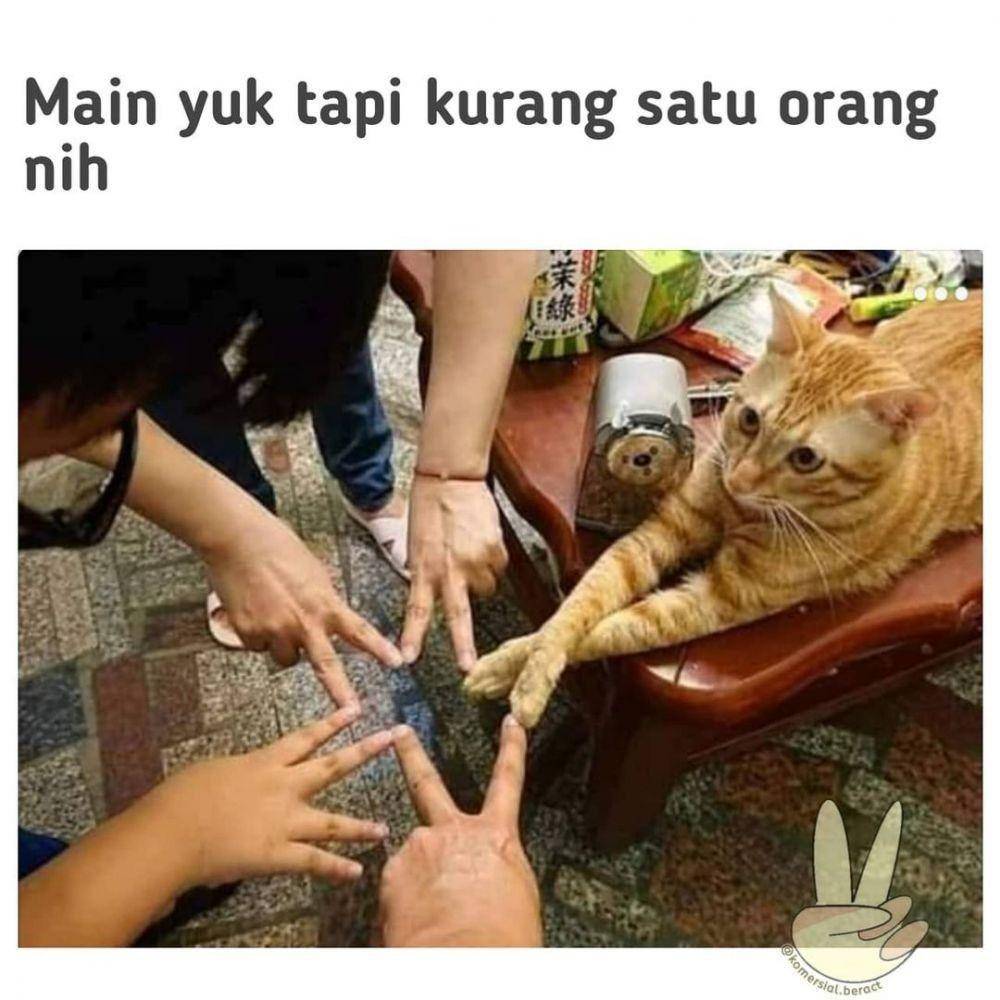 meme kebiasaan waktu nongkrong (instagram.com/komersial.beract)