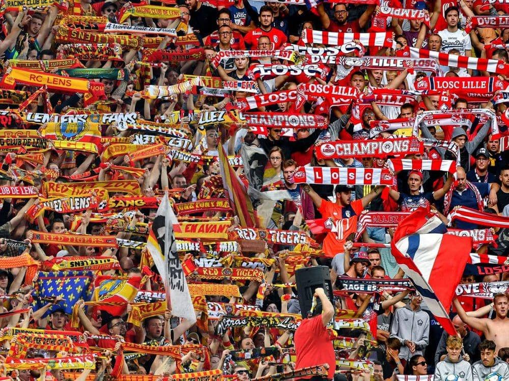 Suporter Lens dan Lille rusuh sebelum kick off kedua kesebelasan berlangsung. (archysport.com).
