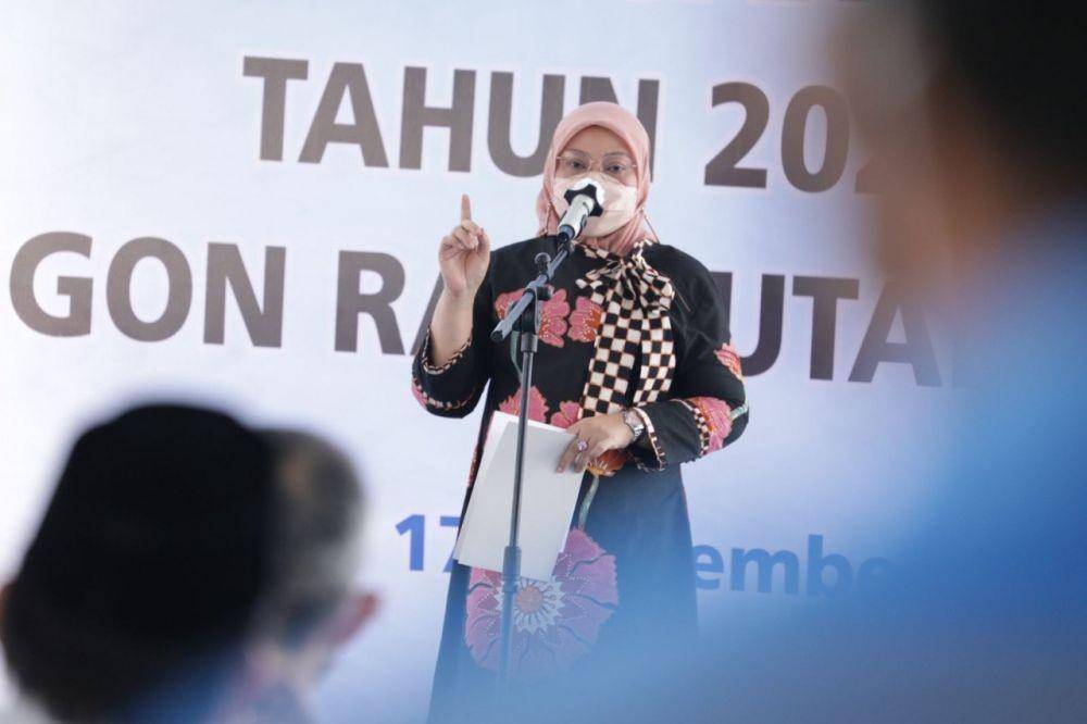 Menaker Ida saat melakukan kunjungan monitoring dan evaluasi terkait penyaluran bantuan subsidi gaji/upah (BSU) tahun 2021 di beberapa perusahaan yang terdapat di wilayah Cilegon, Banten, Jumat (17/9/2021). (Dok. Kemnaker)