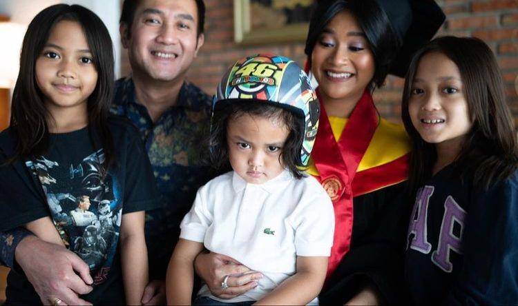 Adira wisuda (Instagram.com/adirakania)