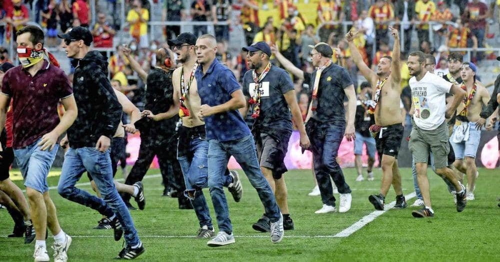 Suporter Lens dan Lille rusuh sebelum kick off kedua kesebelasan berlangsung. (telegraaf.nl).