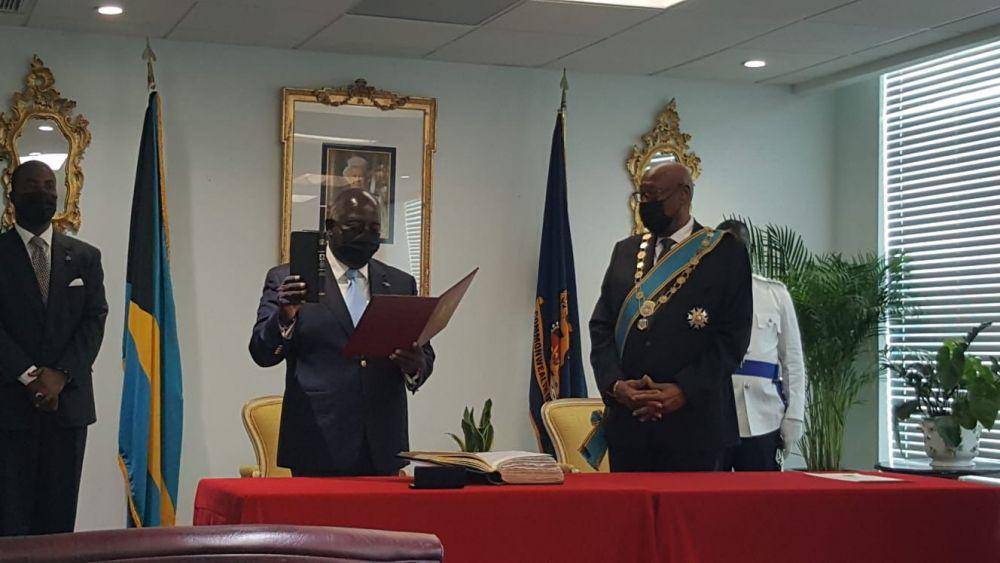 PM Bahama, Philip Brave Davis ketika sedang dilantik pada Sabtu (18/9/2021). (twitter.com/ZNSBahamas242)