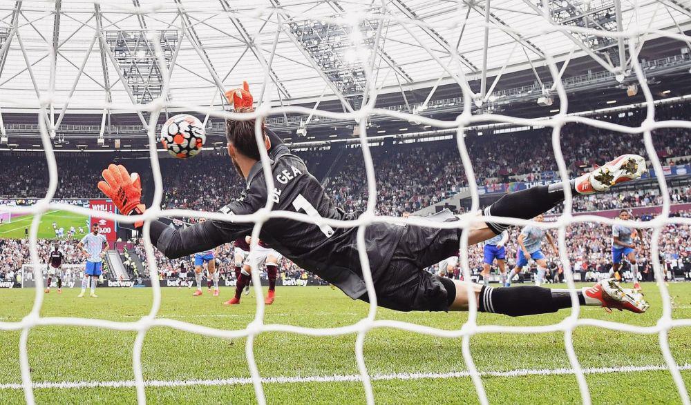 potret David De Gea saat melakukan penyelamatan penalti melawan West Ham (twitter.com/D_DeGea)