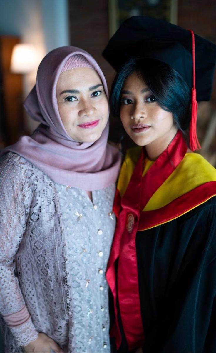 Adira wisuda (Instagram.com/adirakania)