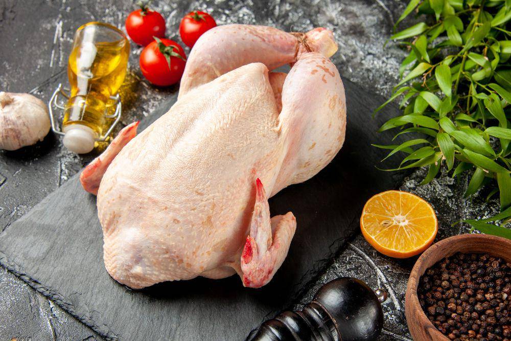 ilustrasi daging ayam. (freepik.com/mdjaff)