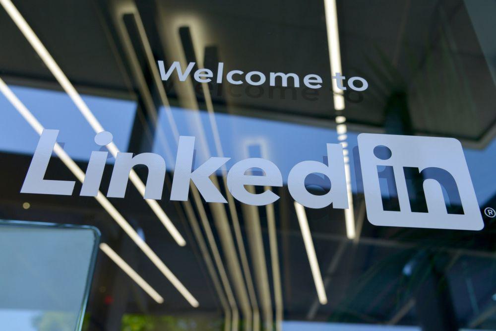 Ilustrasi logo LinkedIn. (unsplash.com/@gregbulla)