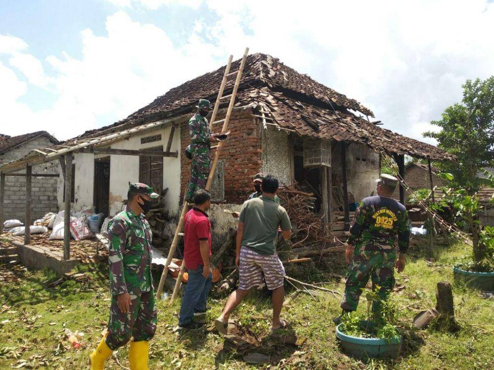 Hujan angin rusak rumah warga di Banyuwangi. IDN Times/Istimewa