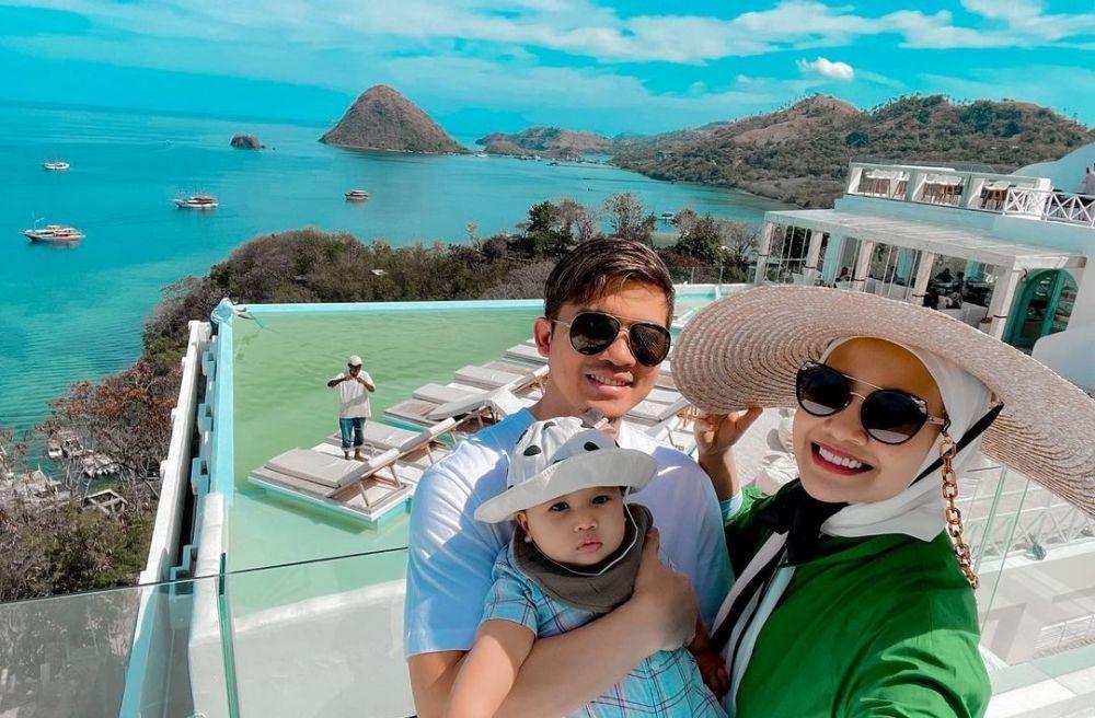 9 Potret Keseruan Liburan Zaskia Sungkar di Labuan Bajo, Ada Ukkasya!