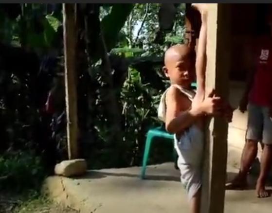 Dion Gulo Bocah Nias yang dijuluki manusia karet (YouTube/Zend Victor)