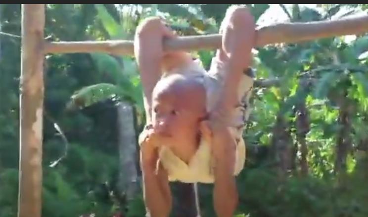 Bocah Nias yang dijuluki manusia karet (YouTube/Zend Victor)