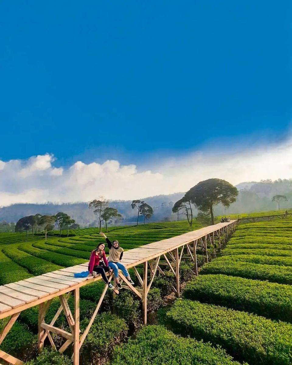 Duduk santai di jembatan Nuansa Riung Gunung, Bandung (instagram.com/restyamandaa)