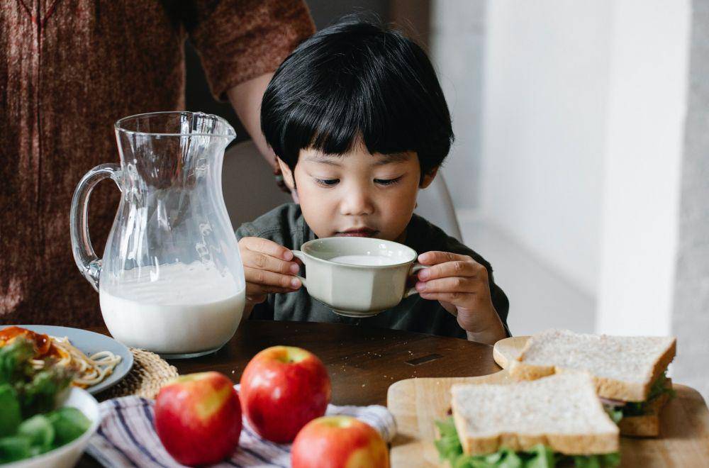 ilustrasi anak minum susu (pexels.com/Alex Green)