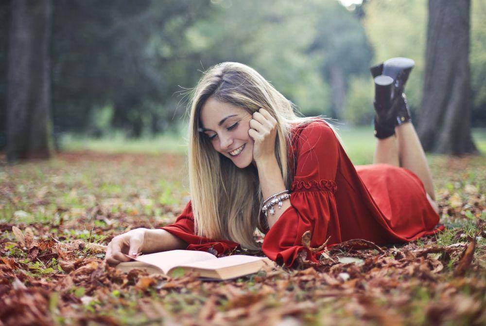 Ilustrasi perempuan membaca buku (pexels.com/Andrea Piacquadio)