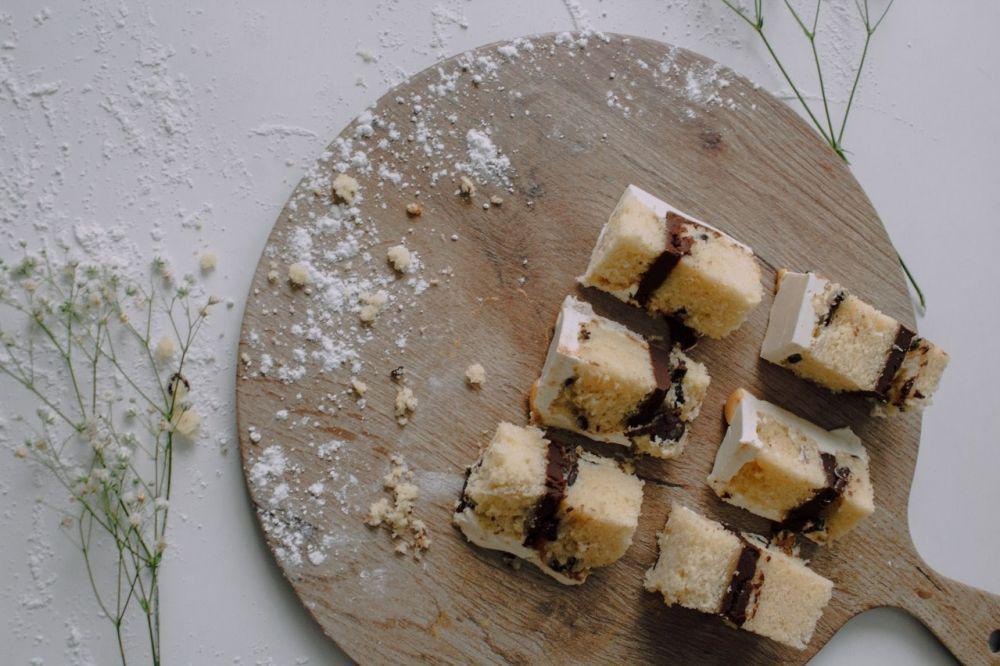 ilustrasi vanilla choco chips cake (pexels.com/Jackie Jabson)