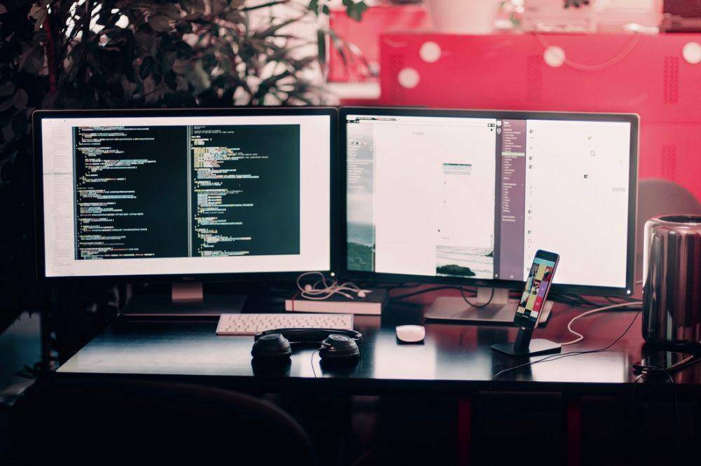 ilustrasi pengembangan situs web (unsplash.com/Farzad Nazifi)
