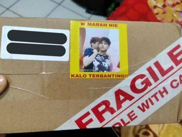 peringatan lucu pada paket (twitter.com/ceritakurir)