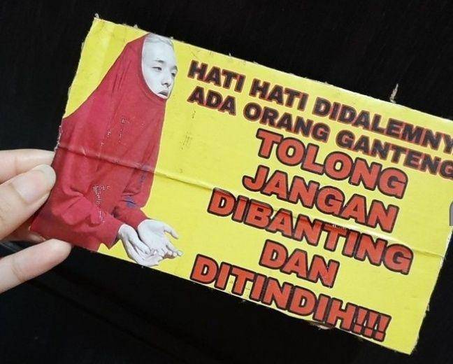 peringatan lucu pada paket (instagram.com/duhreceh)