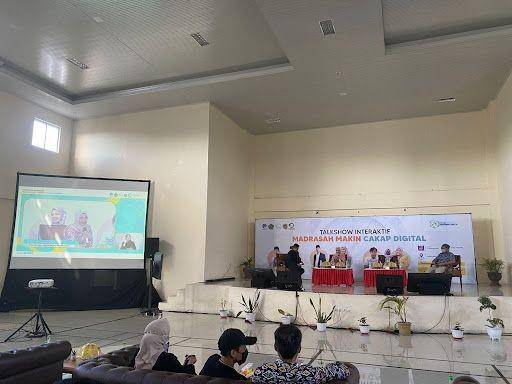 Kemenkominfo bersama Kemenag dan GNLD Siberkreasi mengadakan kegiatan Madrasah Makin Cakap Digital untuk wilayah Makassar dan Polewali Mandar. (Dok. Kominfo)