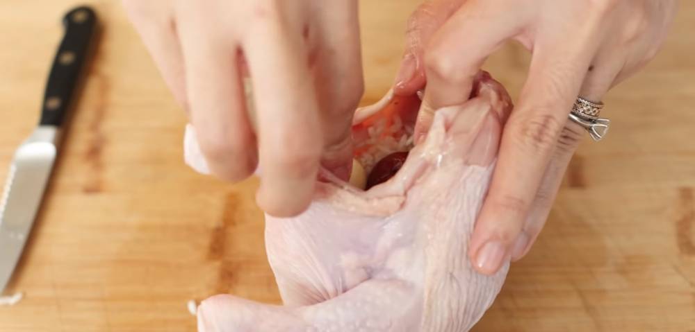 Proses memasukkan isi pada pembuatan samgyetang. (youtube.com/Devina Hermawan)