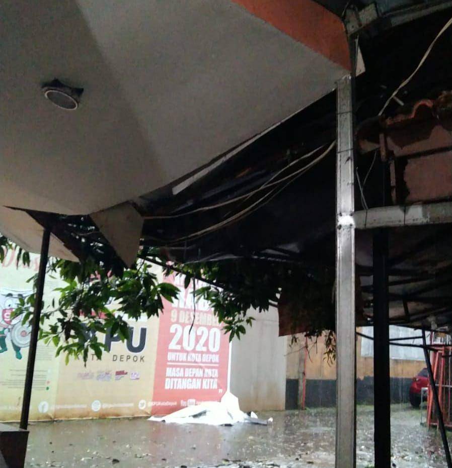 Atap bagian depan kantor KPU Kota Depok mengalami kerusakan akibat tertimpa pohon tumbang. (Istimewa)
