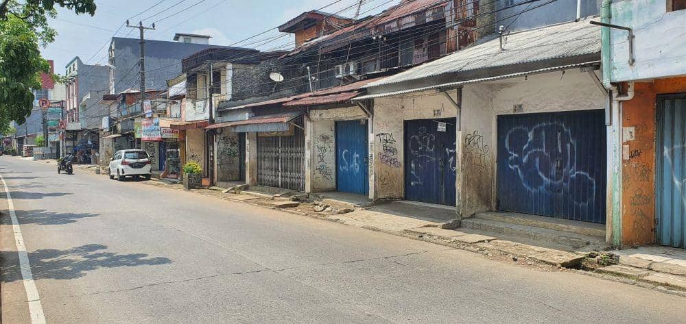 Sejumlah toko yang tutup dampak dari sistem satu jalur di Jalan Dewi Sartika, Kota Depok. (IDNTimes/Dicky)