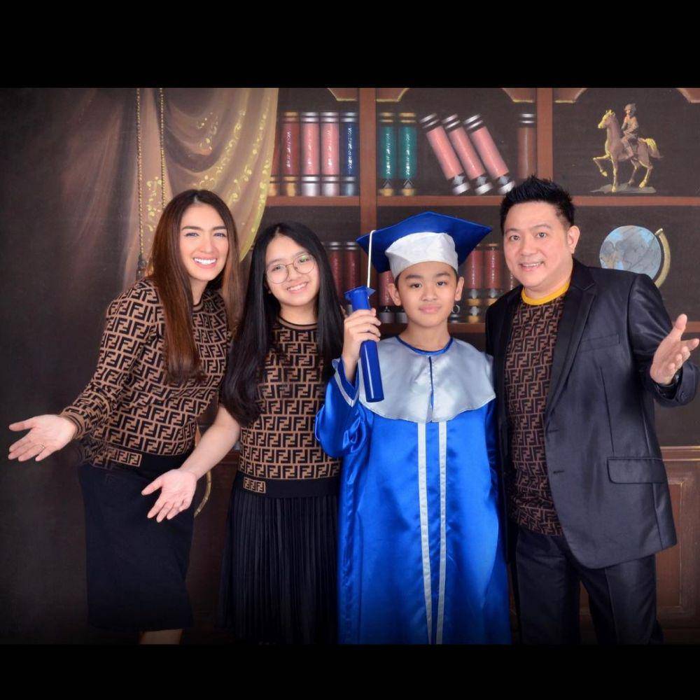 Steven Rumangkang bersama Angel Karamoy dan kedua anaknya (instagram.com/steven_rum911)
