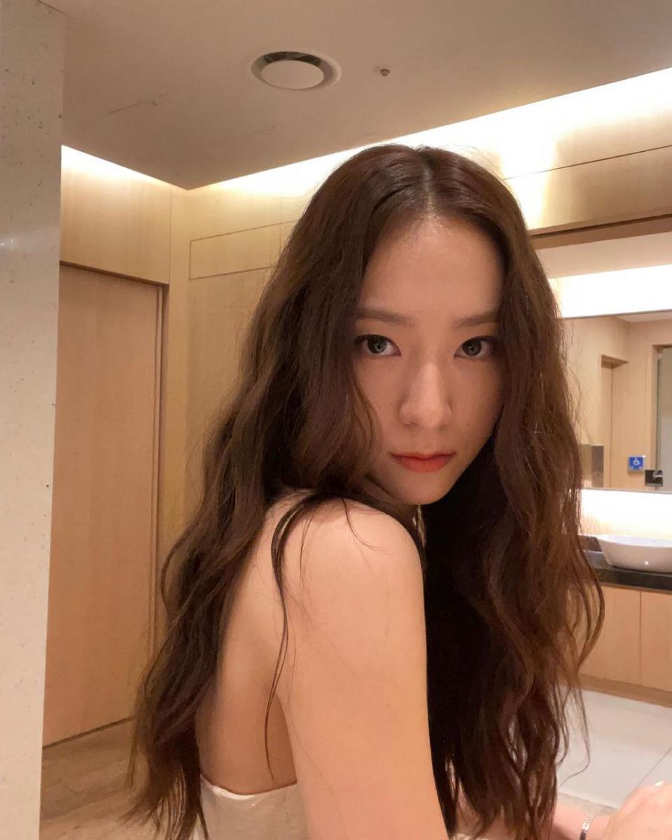 Krystal Jung (instagram.com/vousmevoyes)