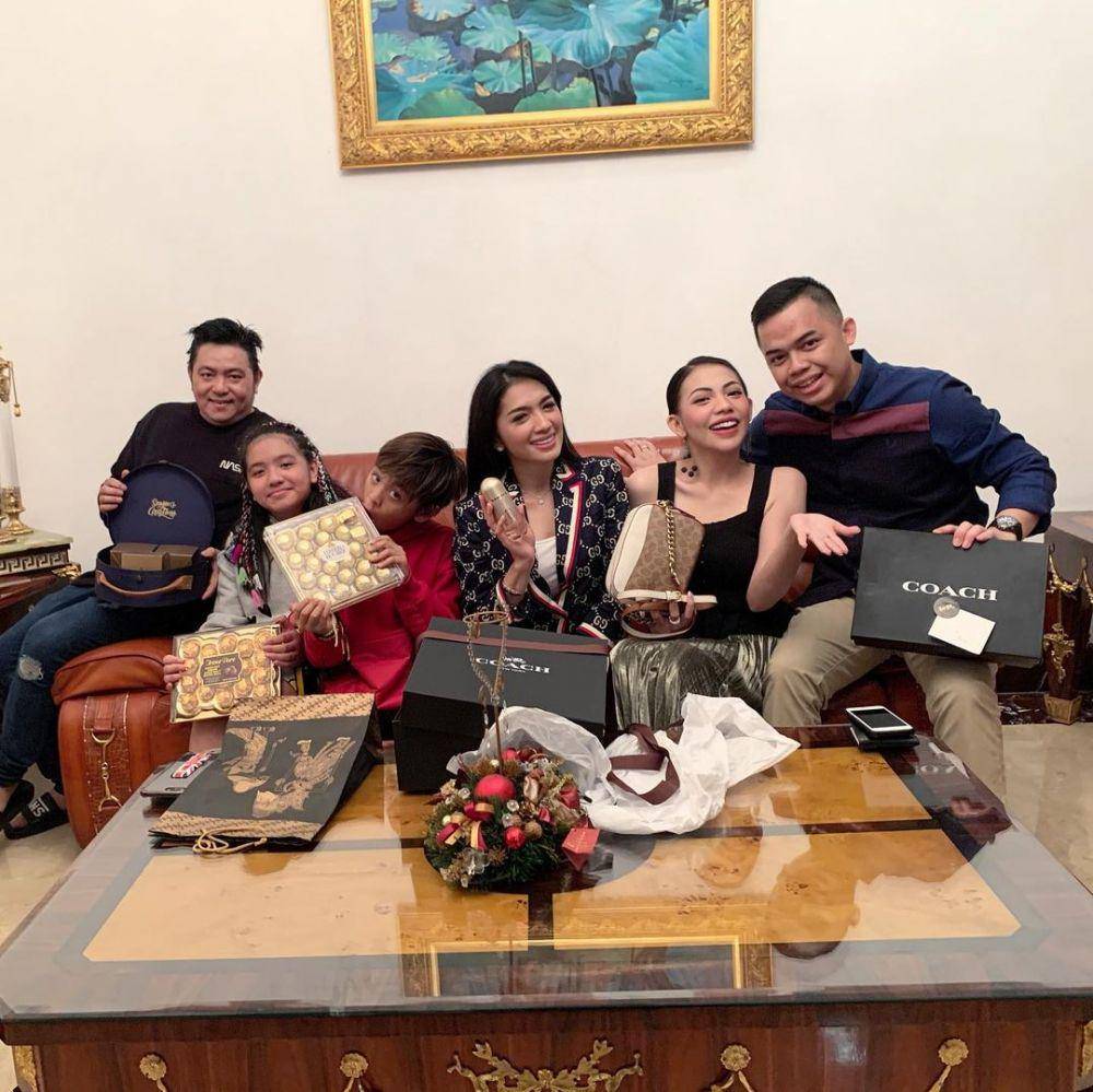Steven Rumangkang bersama Angel Karamoy dan kedua anaknya (instagram.com/itskeziakaramoy)