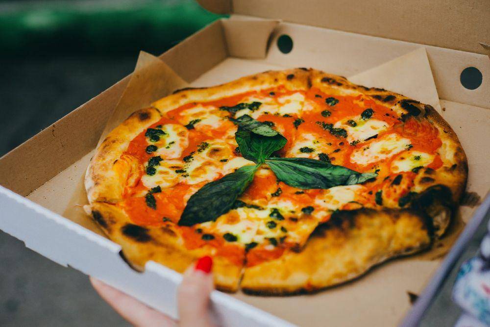 ilustrasi three cheese pesto pizza (unsplash.com/Alexandra Gorn)