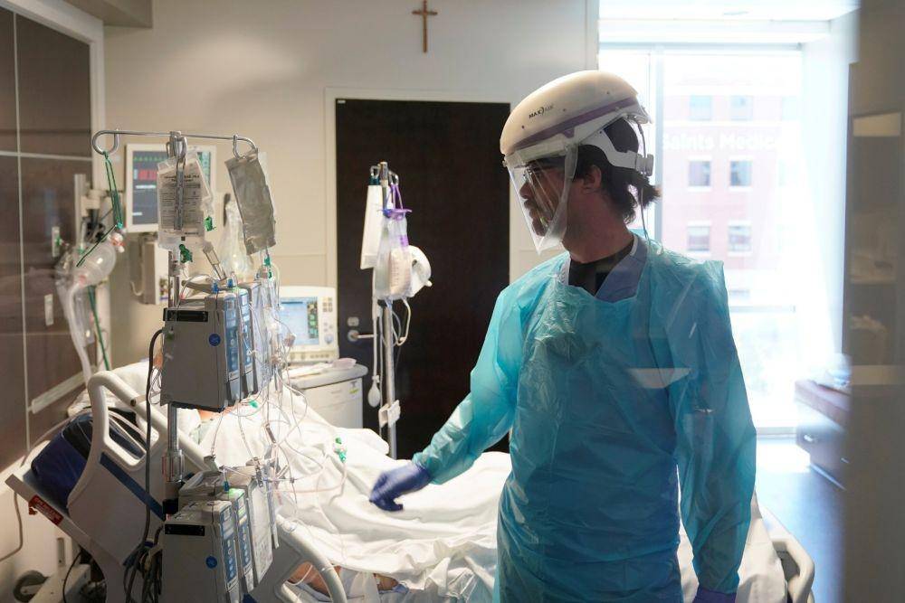 Seorang perawat bekerja di ruang pasien COVID-19 selama tur unit perawatan intensif (ICU) SSM Health St. Anthony Hospital di tengah pandemi penyakit virus corona (COVID-19) di Oklahoma City, Oklahoma, AS, Selasa (24/8/2021) (ANTARA FOTO/REUTERS/Nick Oxford)