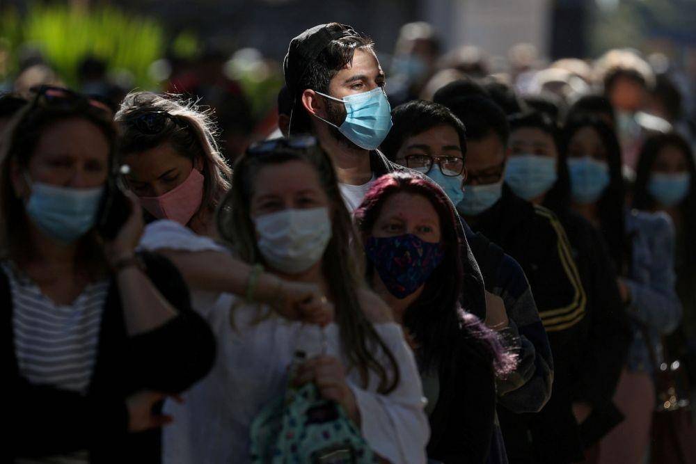 Warga berada dalam antrian di pusat vaksinasi virus corona (COVID-19) di Sydnet Olympic Park selama masa penguncian untuk mengendalikan penyebaran wabah penyakit virus corona di Sydney, Australia, Senin (16/8/2021) (ANTARA FOTO/REUTERS/Loren Elliott)