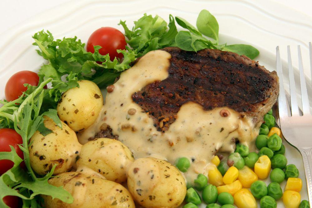 ilustrasi roasted chicken with potato salad (pixabay.com/Shutterbug75)