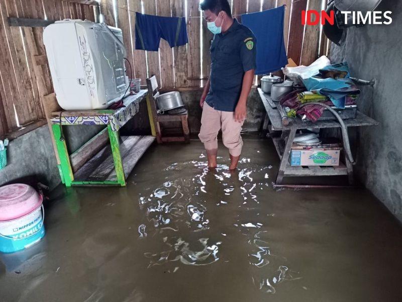 Banjir di dalam rumah warga Kelurahan Waru, PPU (IDN Times/Ervan)