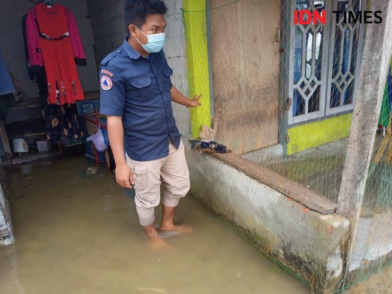 Banjir di halaman rumah panggung warga Kelurahan Waru, PPU (IDN Times/Ervan)