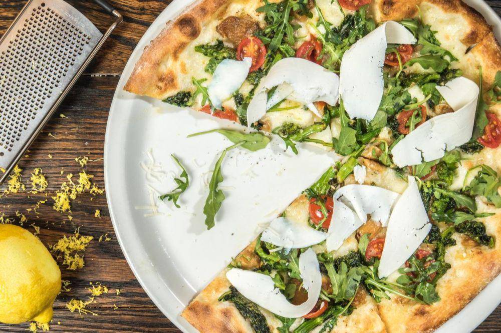 ilustrasi artichoke pesto pizza (unsplash.com/Brenan Greene)