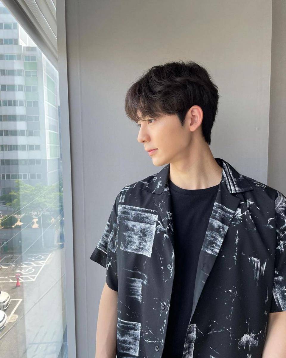 Potret Byun Sung Tae (instagram.com/bsvvt_) vs