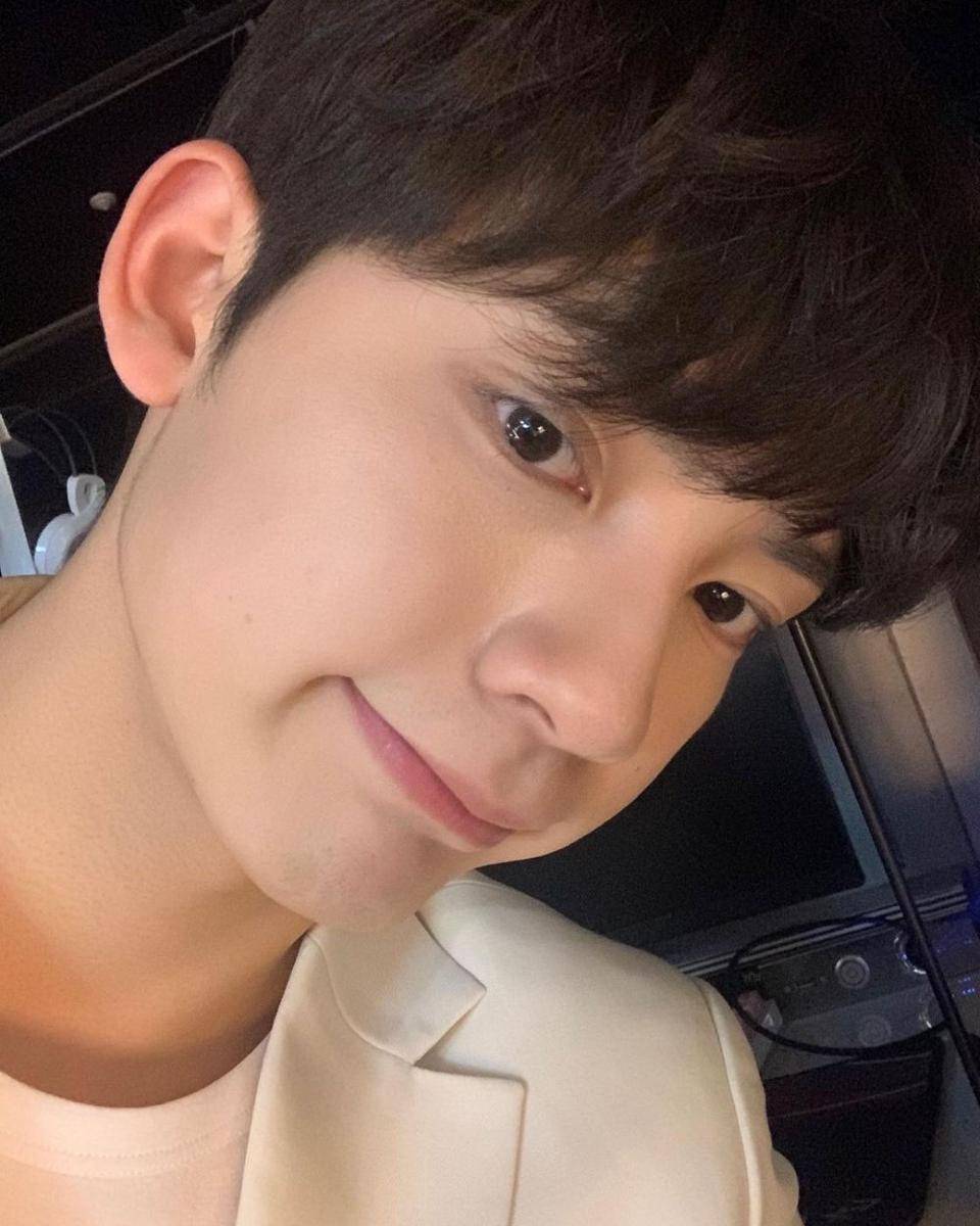 Potret Byun Sung Tae (instagram.com/bsvvt_) vs