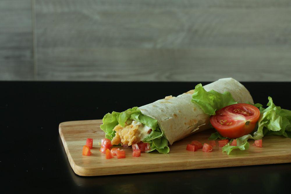 ilustrasi chicken lettuce wraps (pixabay.com/Chanwit Voraakan)