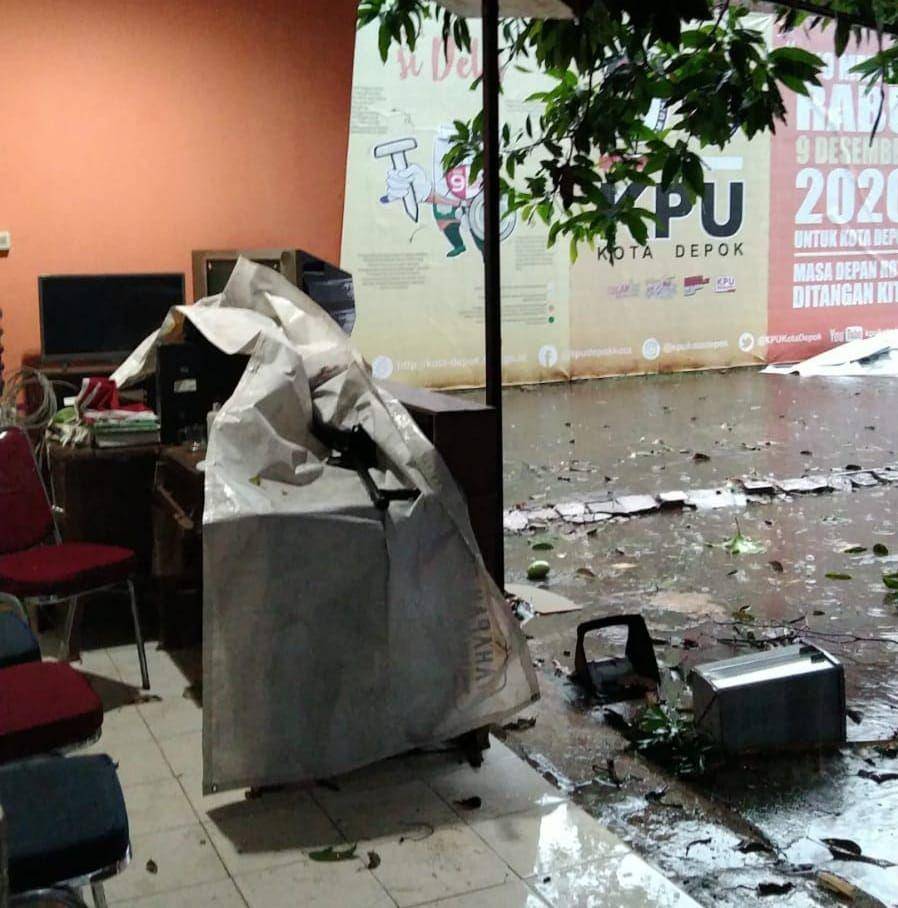 Kantor KPU Kota Depok mengalami kerusakan akibat pohon tumbang di kantor tersebut. (Istimewa)