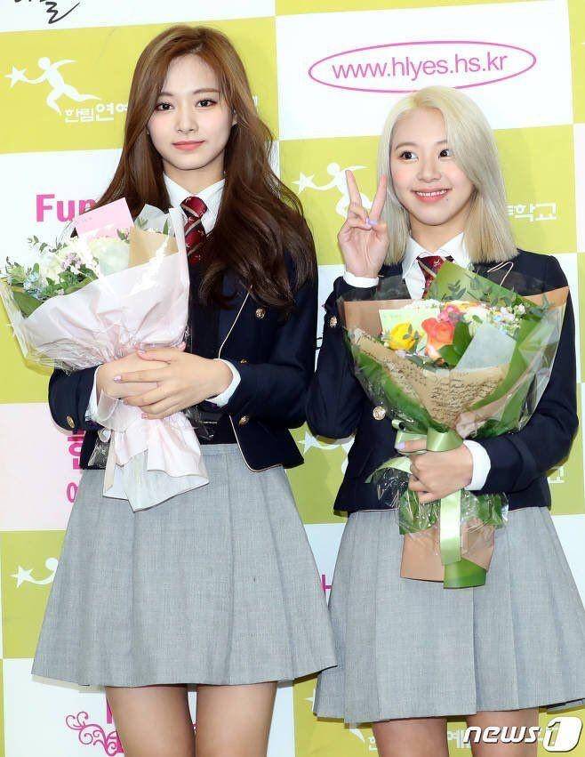 Tzuyu dan Chaeyoung TWICE (news1.kr)