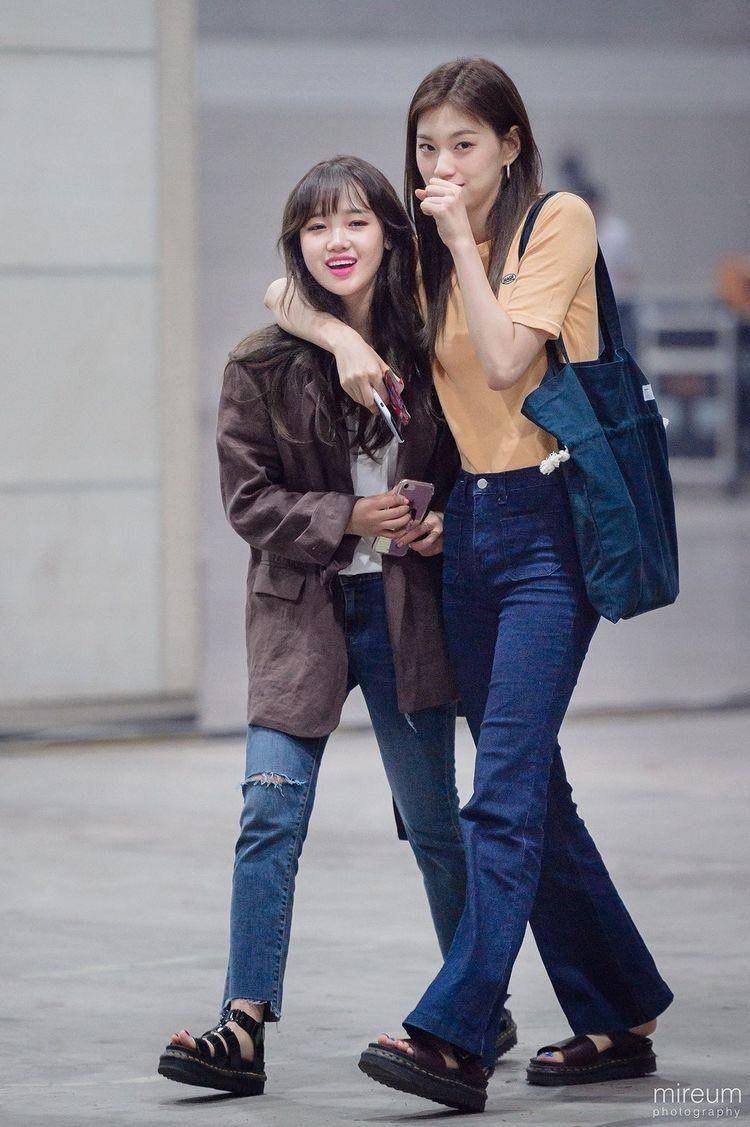 Doyeon dan Yoojung Weki Meki (twitter.com/mireum_0)