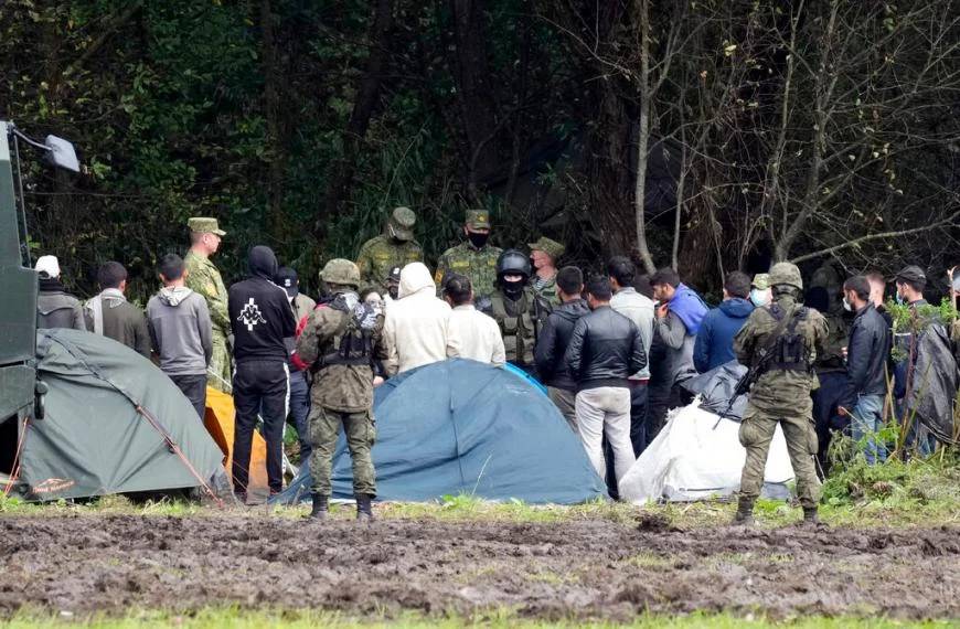 Migran Timur Tengah yang ditangkap militer Polandia. (twitter.com/philippe_dam)