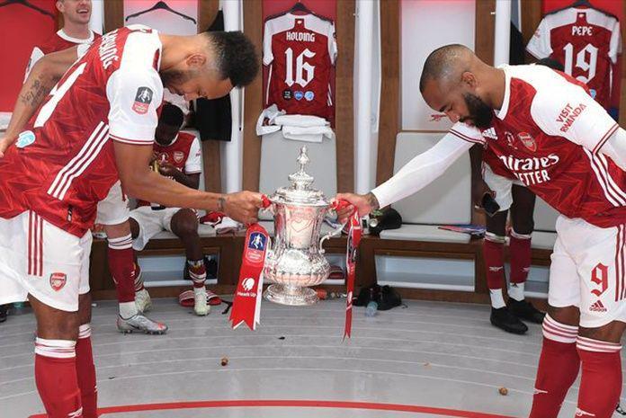 potret Aubameyang dan Lacazette memegang trofi Piala FA (insidesport.co)