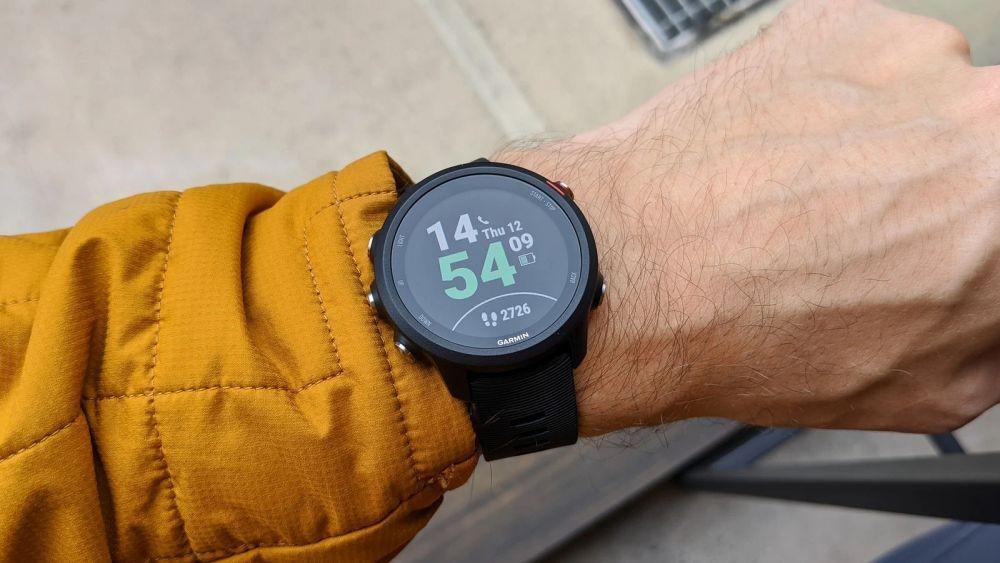 ilustrasi orang menggunakan smartwatch Garmin (androidcentral.com)