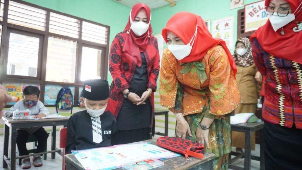 Bunda Pendidikan Anak Usia Dini (PAUD) Kabupaten Lampung Selatan, Winarni memantau langsung proses belajar tatap muka, Senin (20/9/2021). (IDN Times/Istimewa).